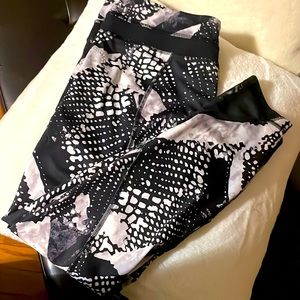 Lululemon size 8 workout pants.